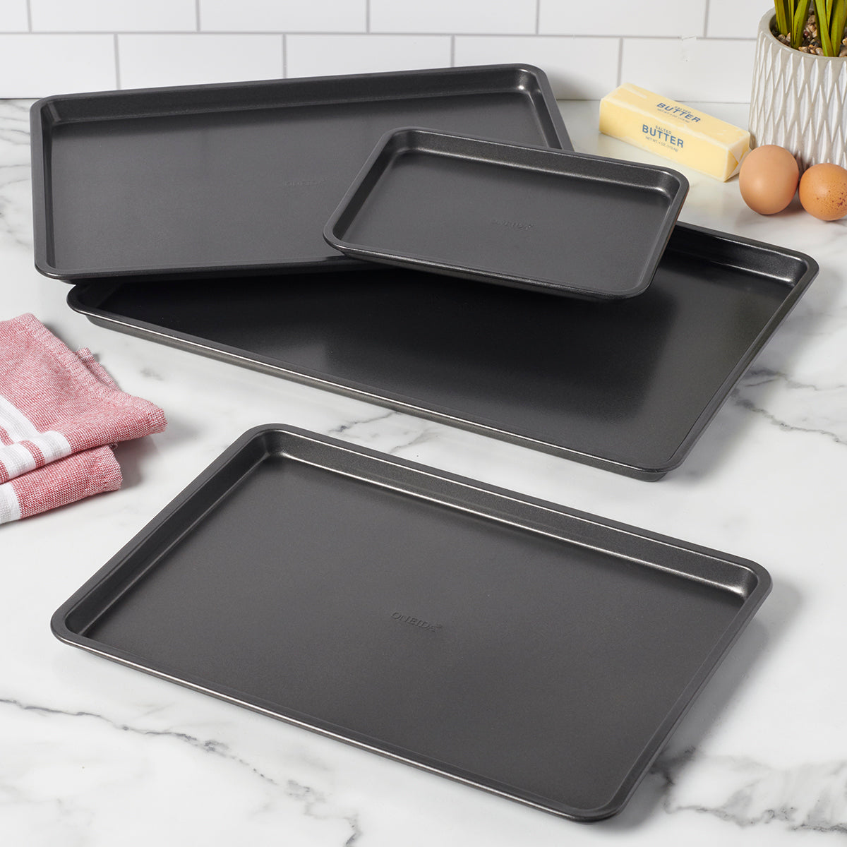 Simply Sweet Bakeware 4 Piece Cookie Sheet Set - Image 3