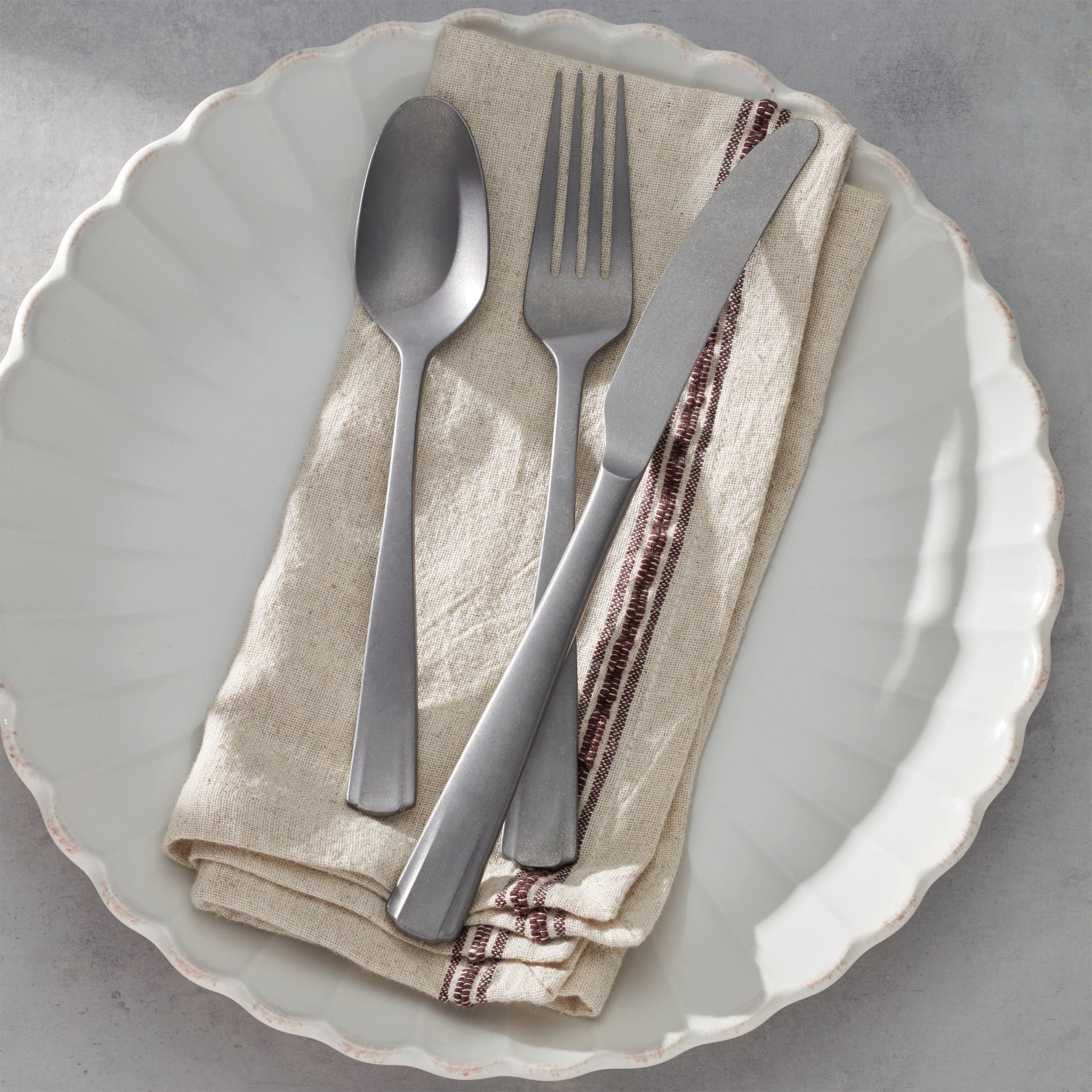 French Perle Scallop Vintage 65-Piece Flatware Set - Image 9